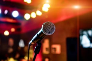 Op zoek naar een karaoke bar in Amsterdam Hier zing, speel en proost je onder één dak